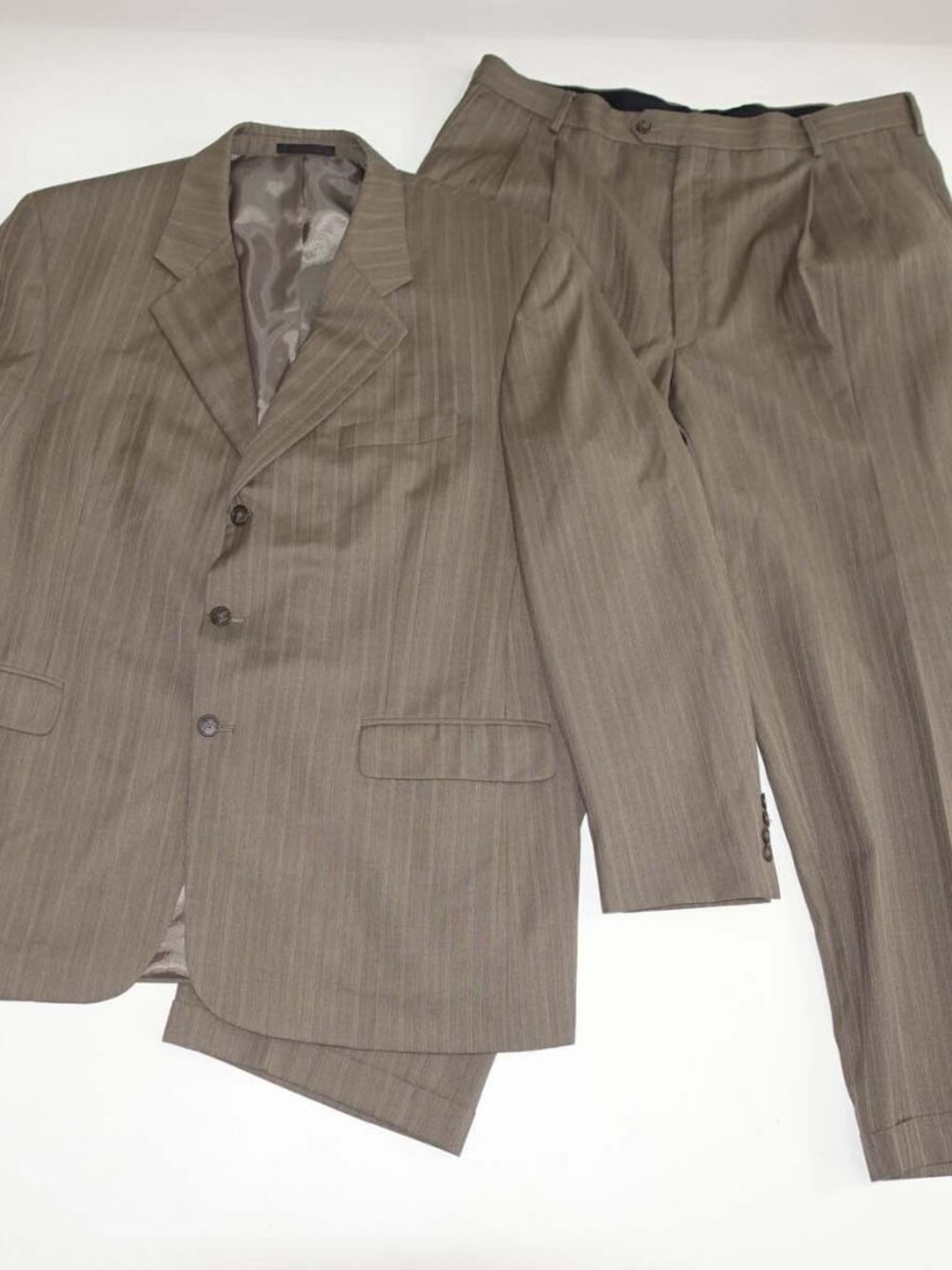 Kilburne and Finch Men's 3 Button Suit Size 46 Long 38 x 28 Brown Wool Striped